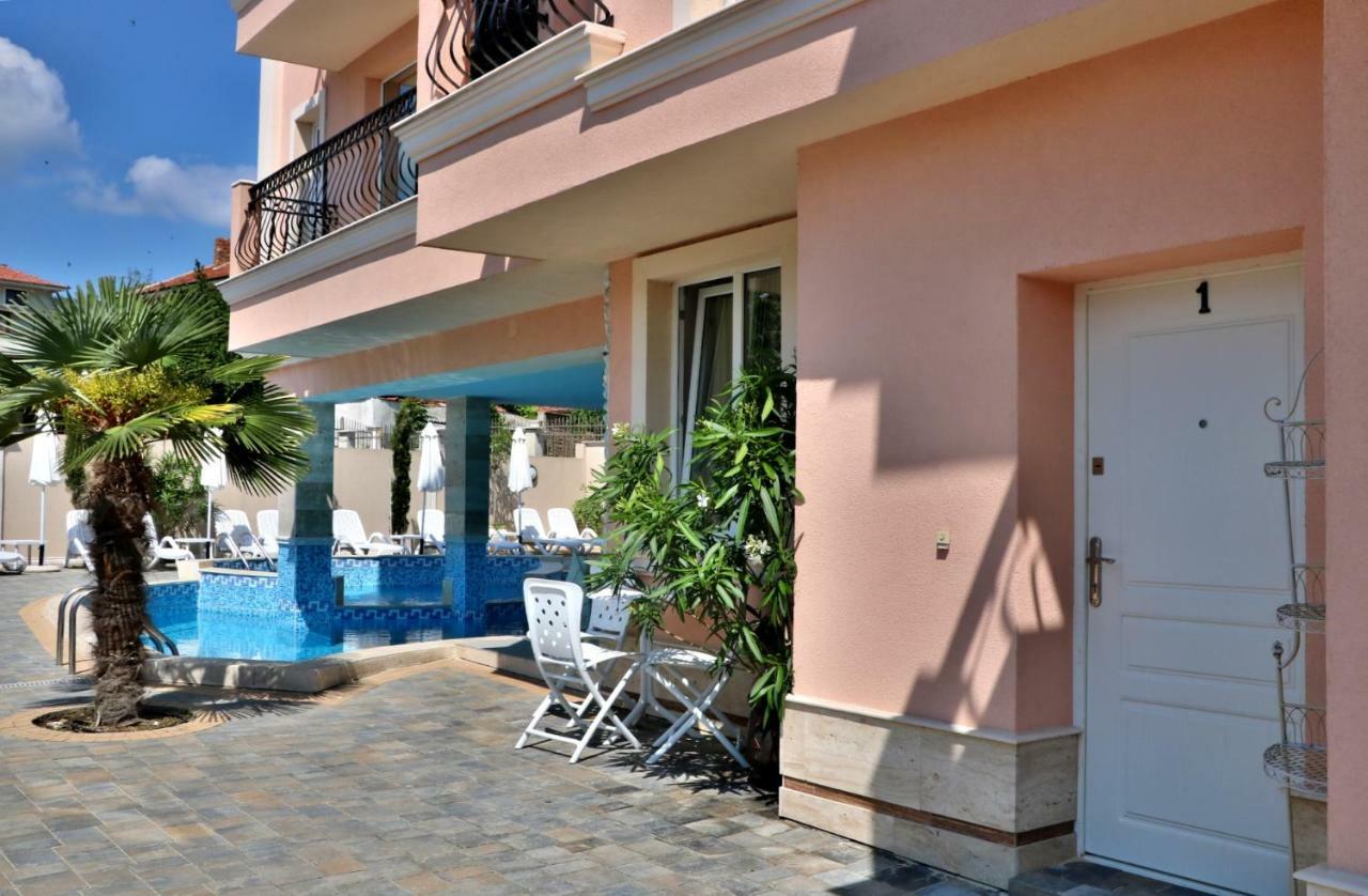 Sirena Palace Family